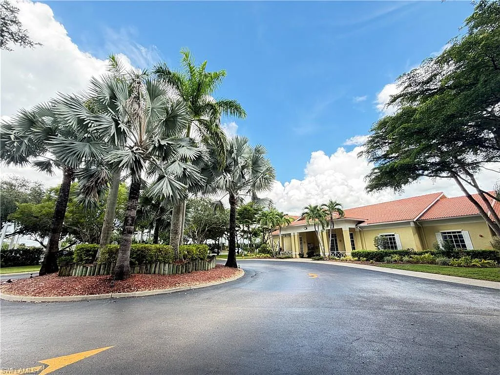 2 bed, 1.0 bath, 946 sqft, $2,200 — Photo 2