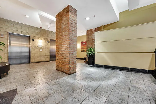 Building Photo - 520 W Huron St #318