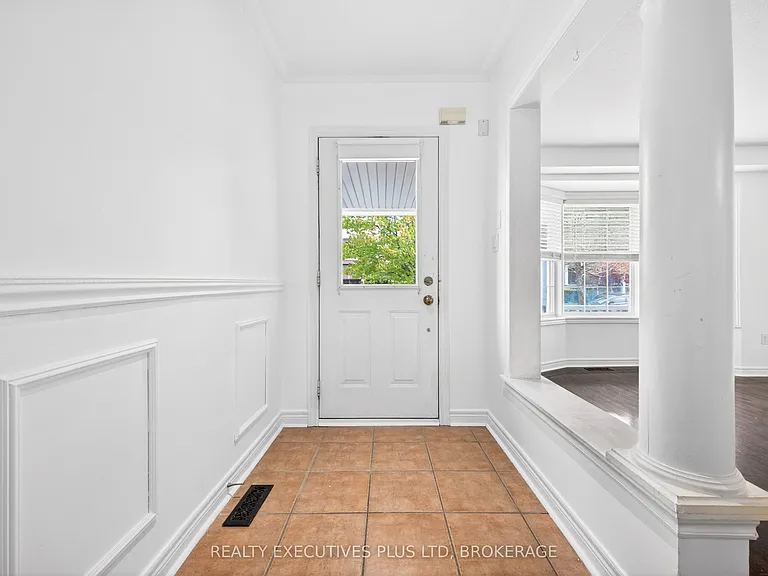 389 Wright Cres — Photo 5