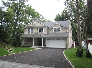 84 Hillside Ave, Roslyn Heights, NY 11577
