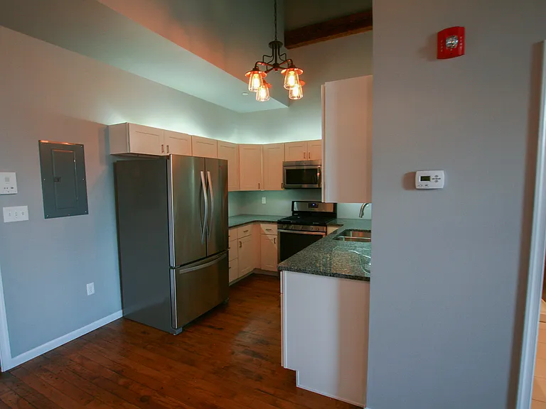 632 N College St — Photo 9