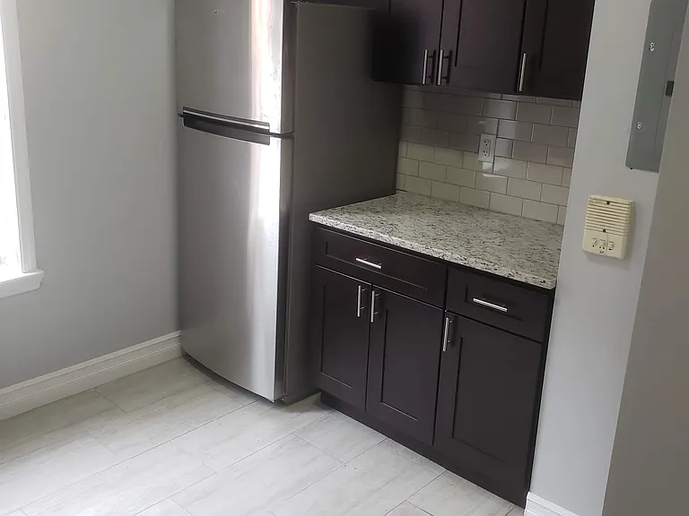 100 W 33rd St #19 — Photo 2
