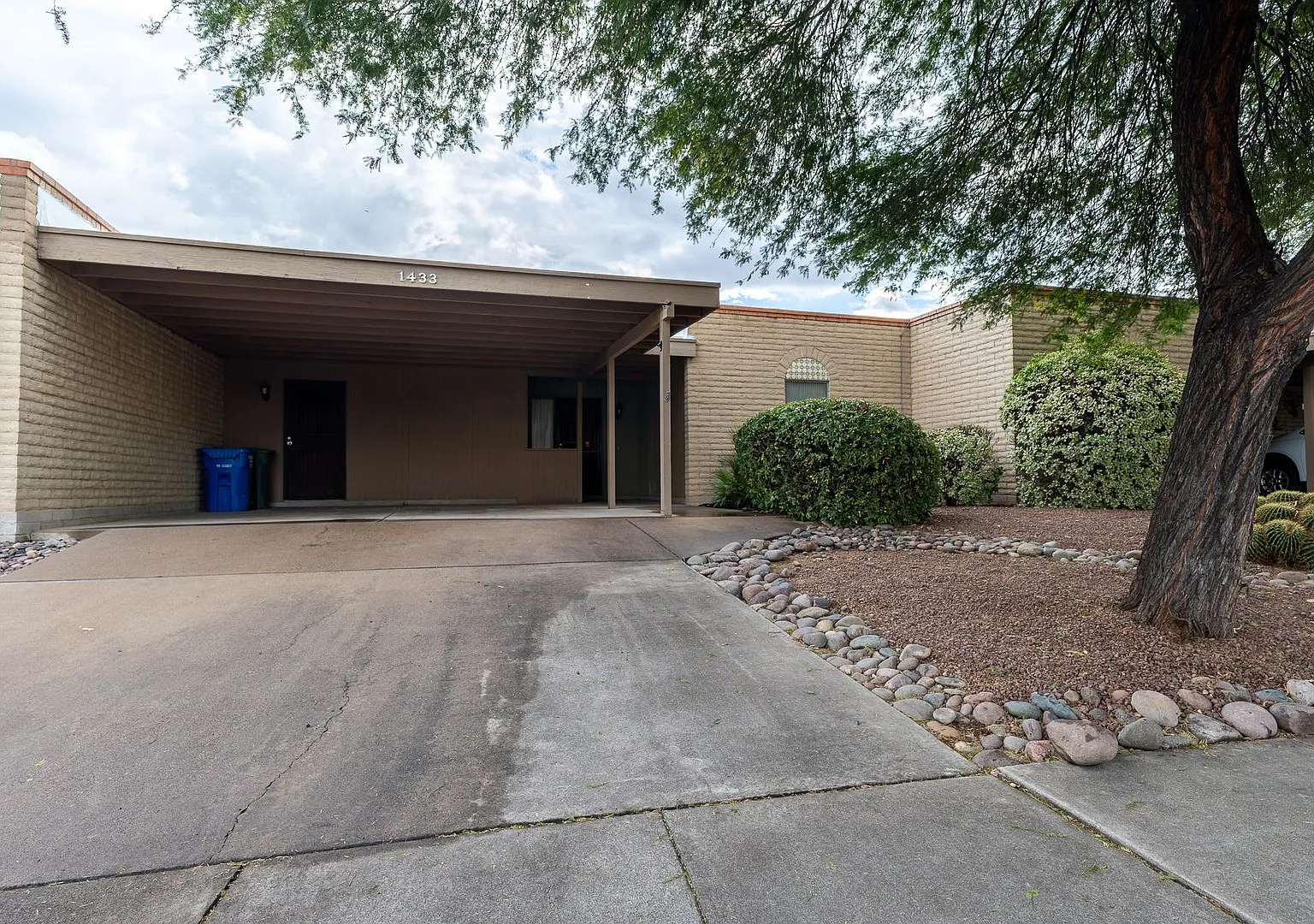 Spacious Living Meets Desert Serenity in Tucson — Photo 2