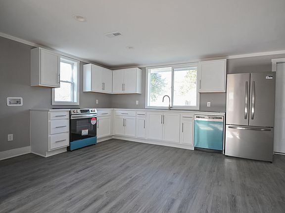 3rd image of 460 Bay St
