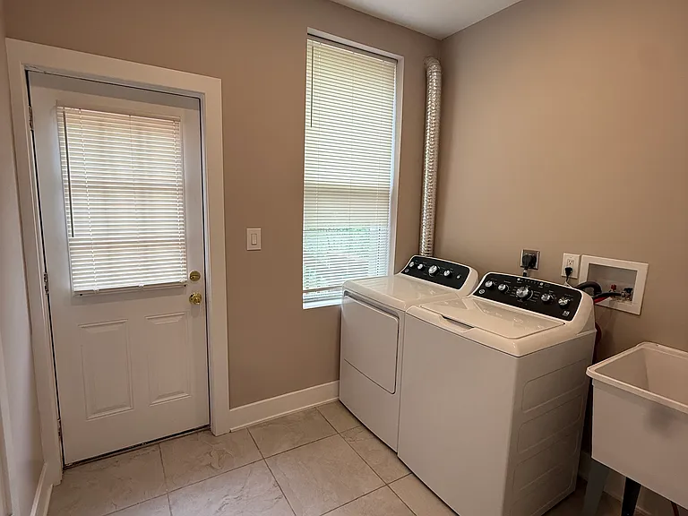 507 E Washington Ln — Photo 12