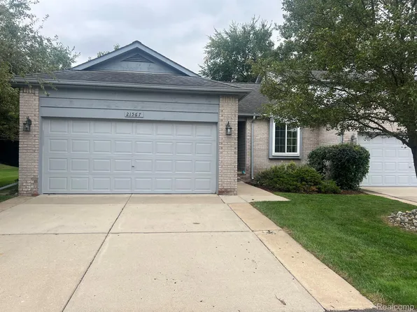 21567 Quail Ridge Dr S, Brownstown, MI 48193