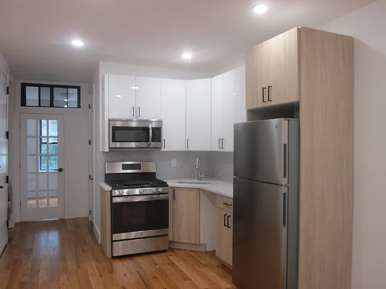217 Maujer St #2R — Photo 9