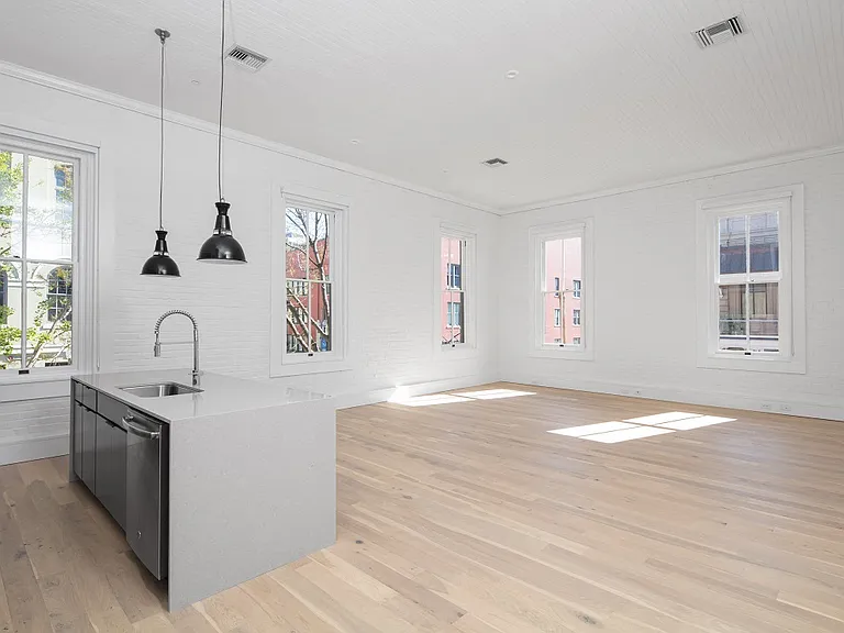 510 Julia St — Photo 9