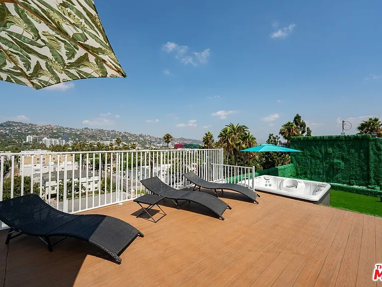 137 N Doheny Dr #3 — Photo 38