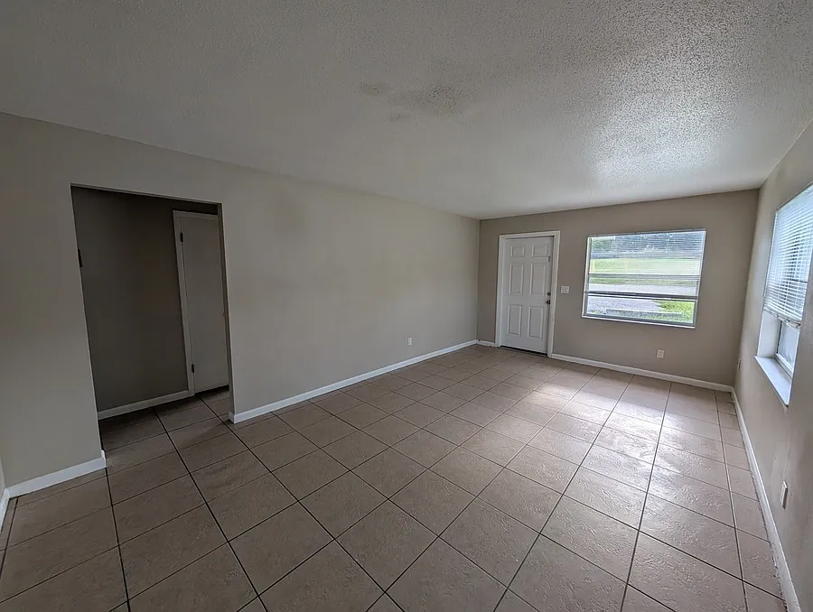 Comfortable 2BR/1BA Duplex in Dade City with In-Unit Washer/Dryer hook up. — Photo 3
