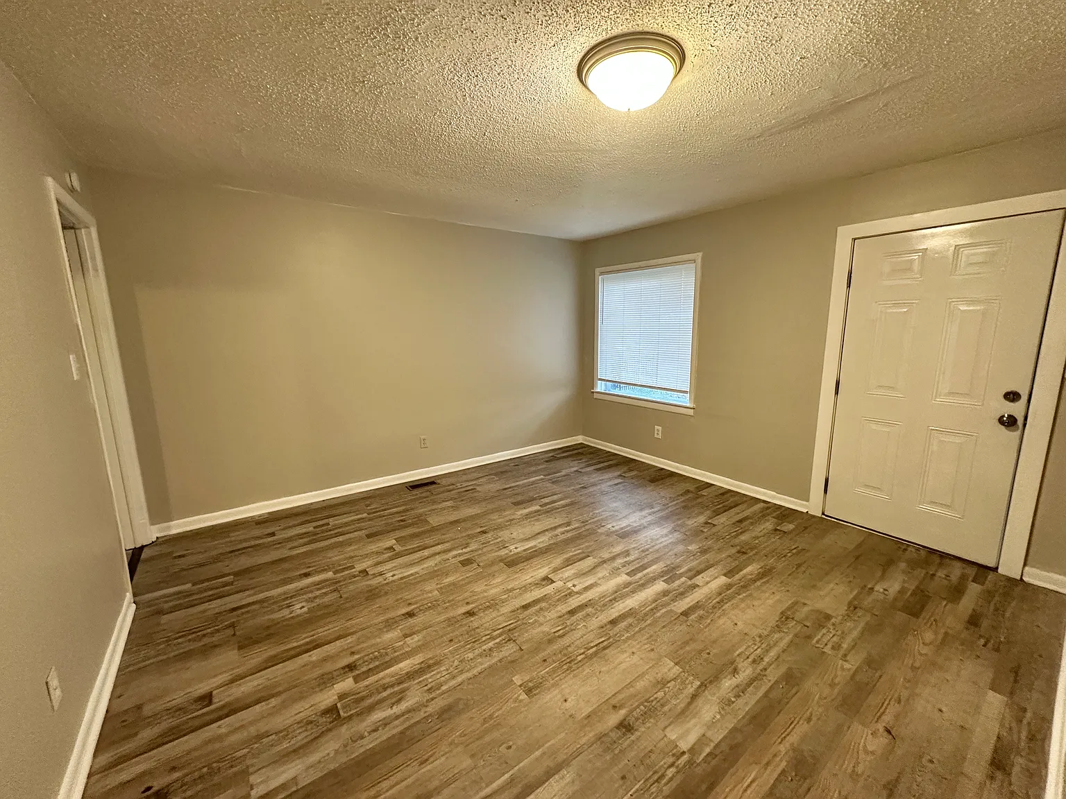 3 bed, 1014 sqft, $900 — Photo 2