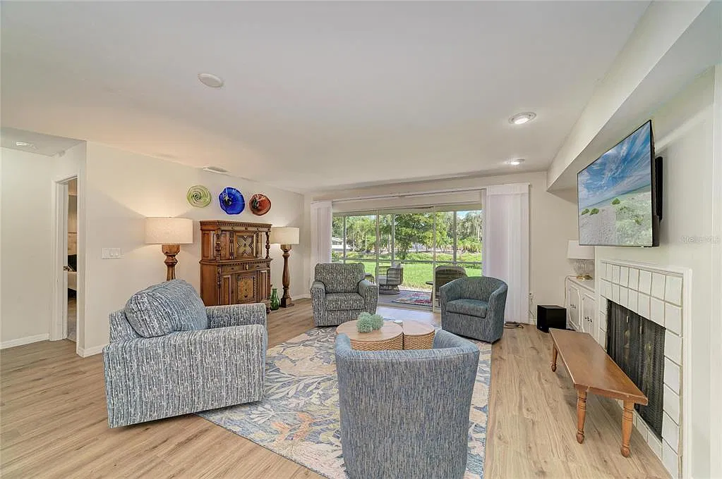 2 bed, 2.0 bath, 2051 sqft, $4,000 — Photo 2
