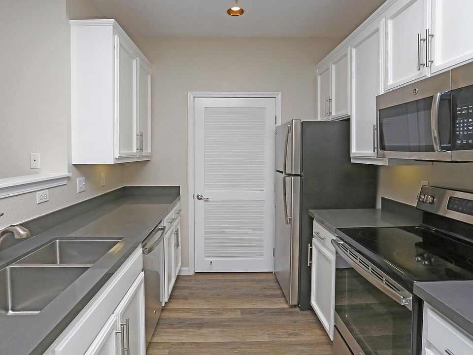 1x1 / 729 sf - Kitchen
