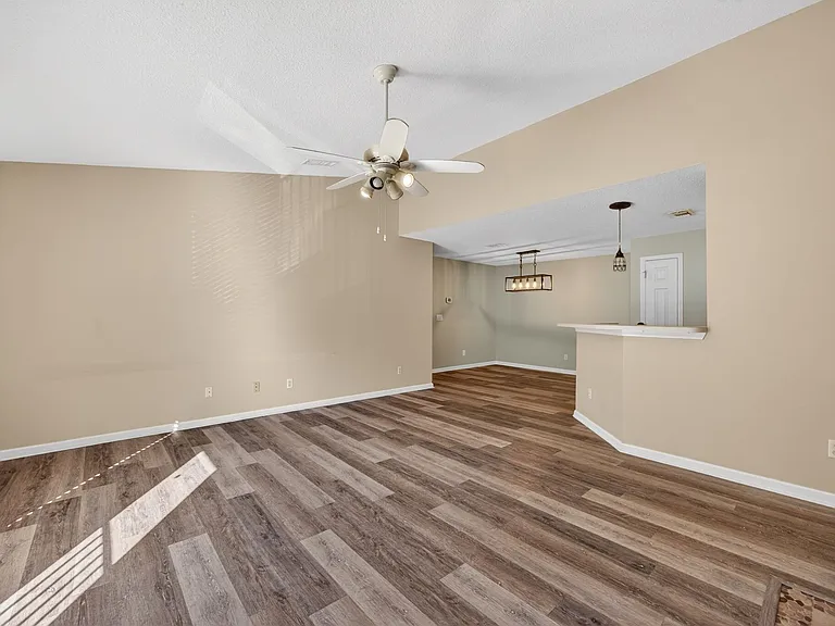 13727 Richmond Park Dr N #105 — Photo 3