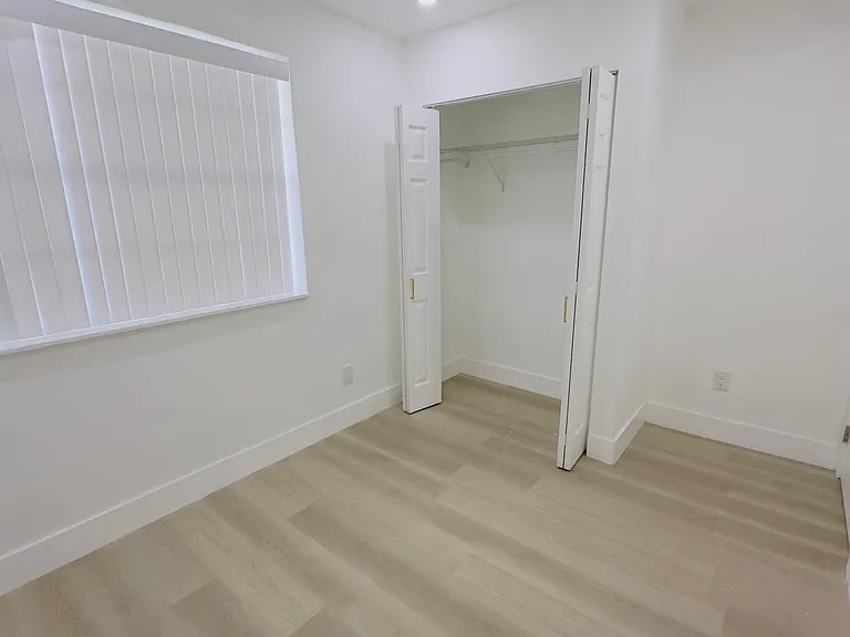 740 W 33rd St — Photo 15