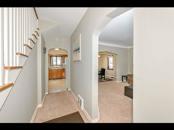 5th image of 822 N 43rd Ave W