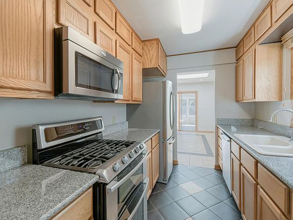 3rd image of 2904 Sheldon St