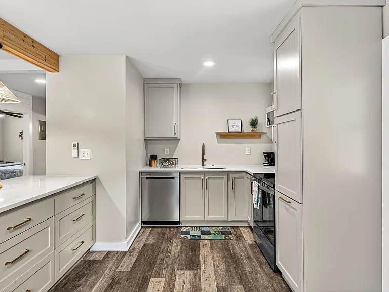 124 E 2nd Pl #126 — Photo 6