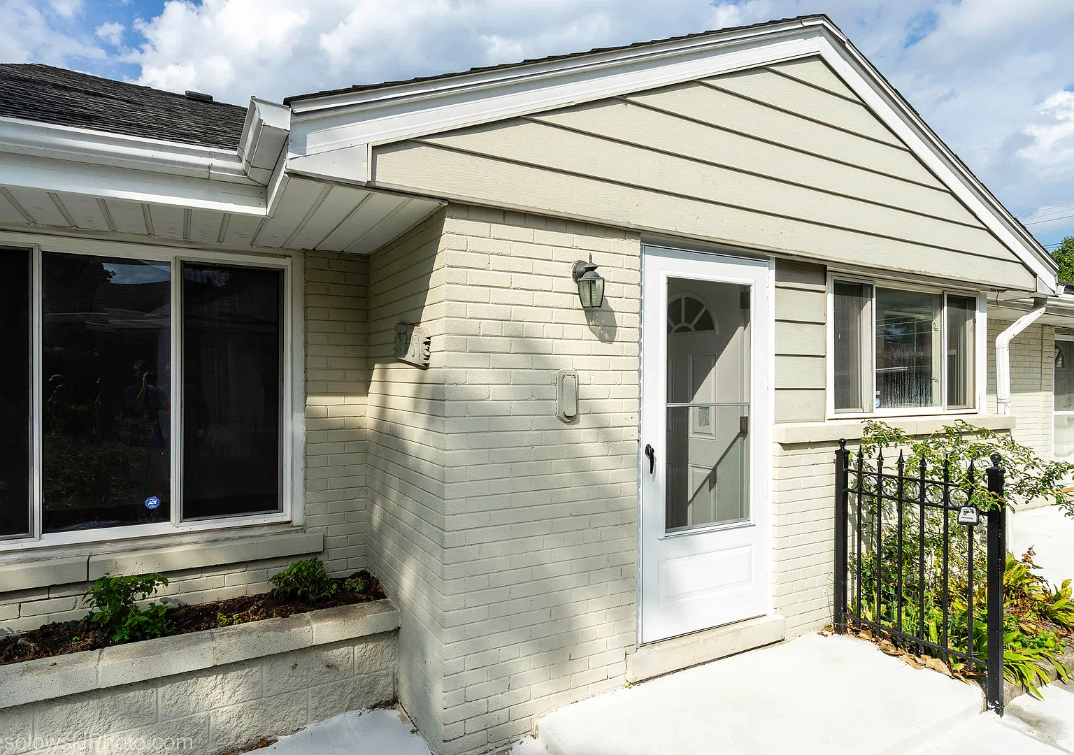 3 bed, 1900 sqft, $3,300 — Photo 1