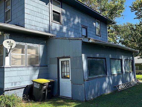2nd image of 302 S Lucas Ave