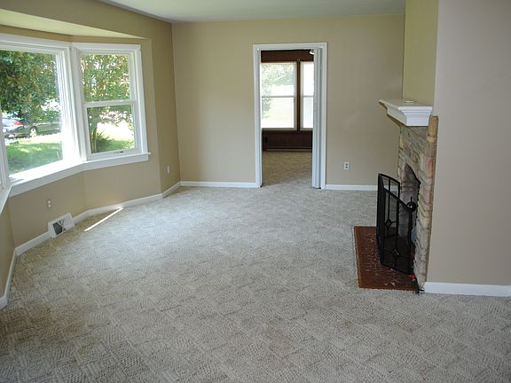 Living Room w/ Gas Fireplace