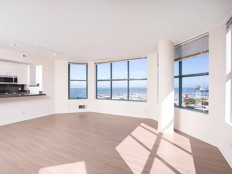 South Beach Marina Apartments — Photo 6
