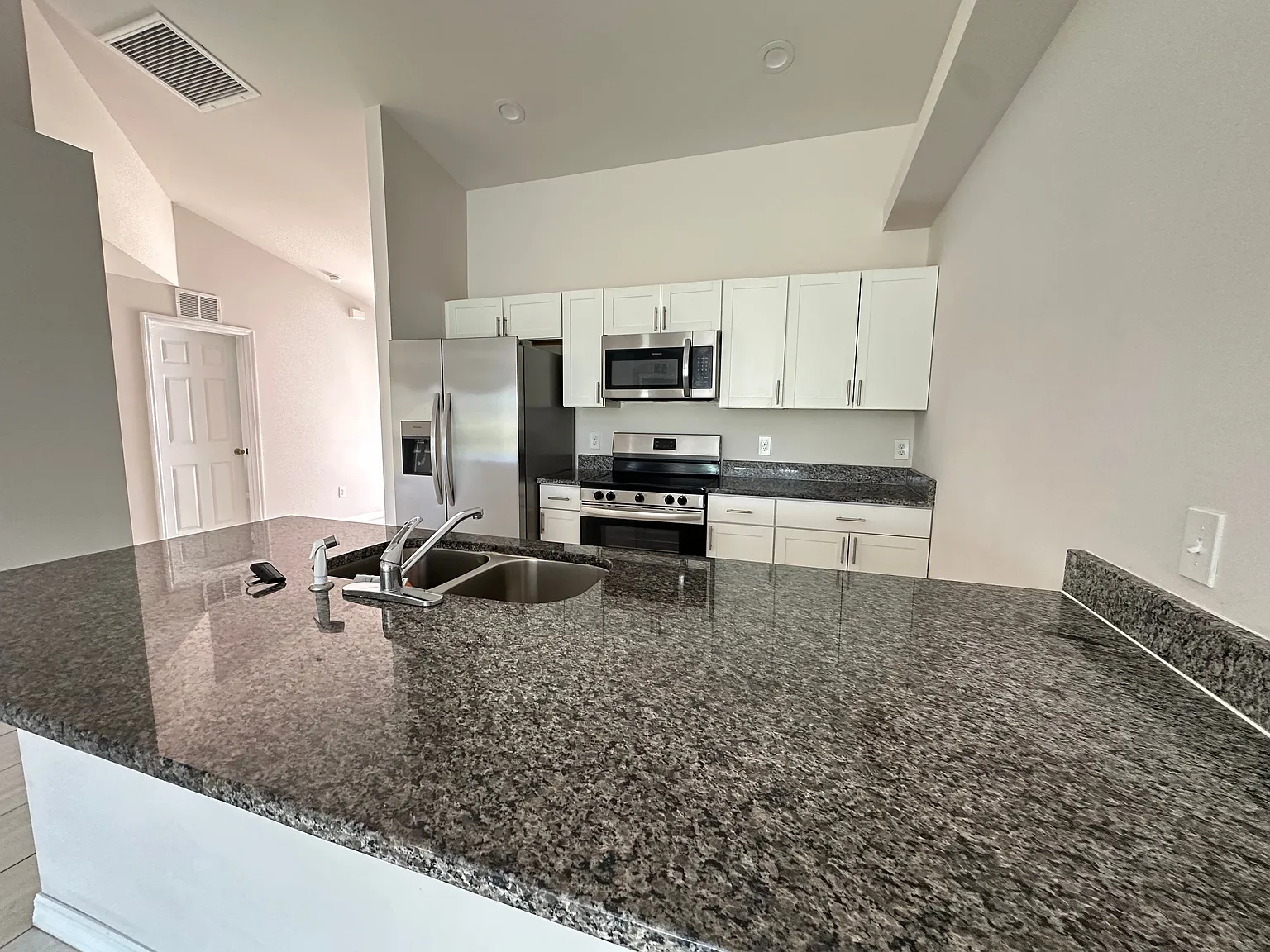 3 bed, 2.0 bath, 1200 sqft, $1,500 — Photo 4
