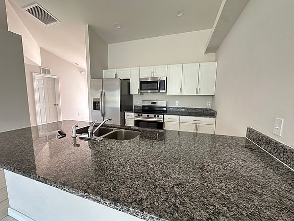 4th image of 606 SE 8th St #606