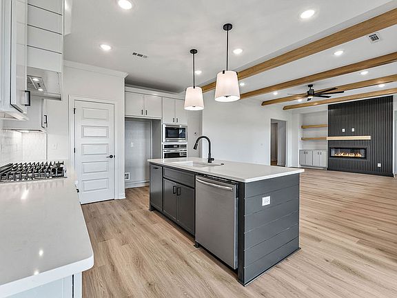 4th image of 702 Primitivo Ave