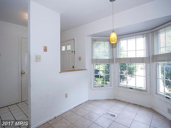 Bay Window. Kitchen Table Space.
