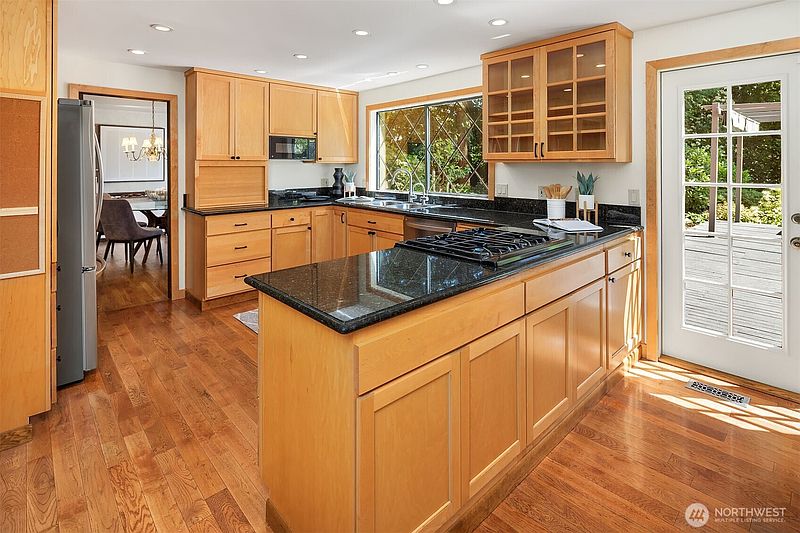 4th image of 2302 126th Avenue NE