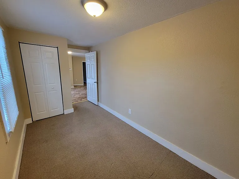 916 N Hill St — Photo 58