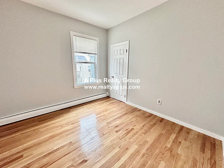 Buckley Ave — Photo 4