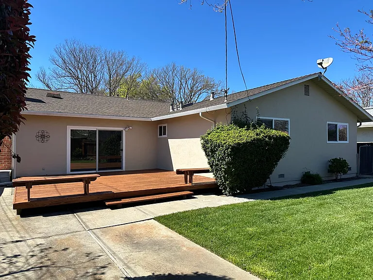 2046 Anthony Dr — Photo 16