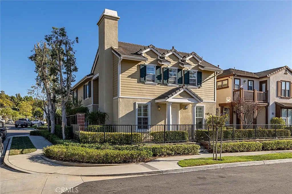 3 bed, 2.5 bath, 1984 sqft, $4,595 — Photo 2