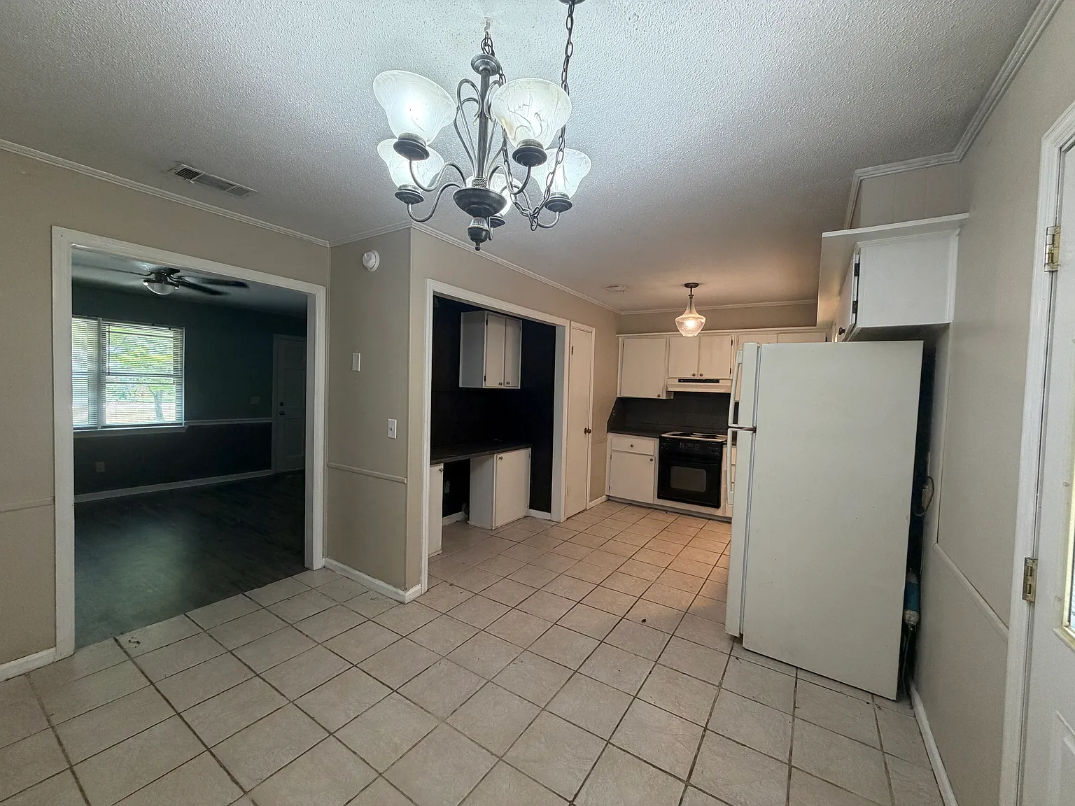 3 bed, 1095 sqft, $1,600 — Photo 3