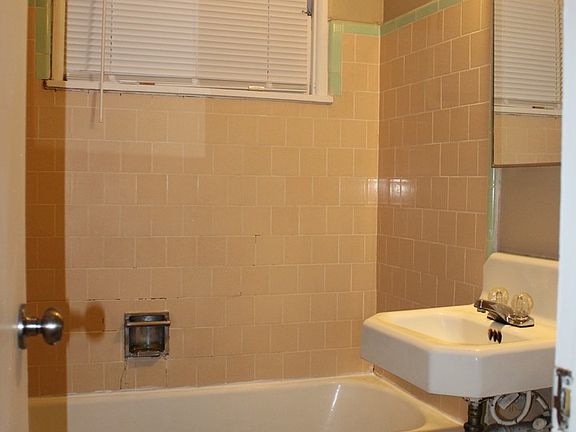 4th image of 2905 Peerless Ave APT 2