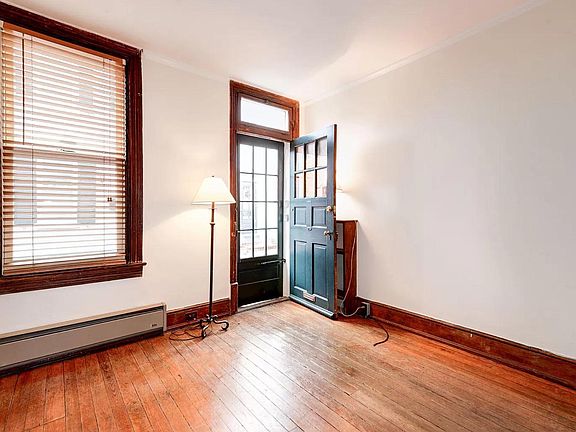 Entry area/Living room