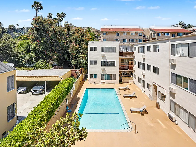 Hollywood Apartments — Photo 29