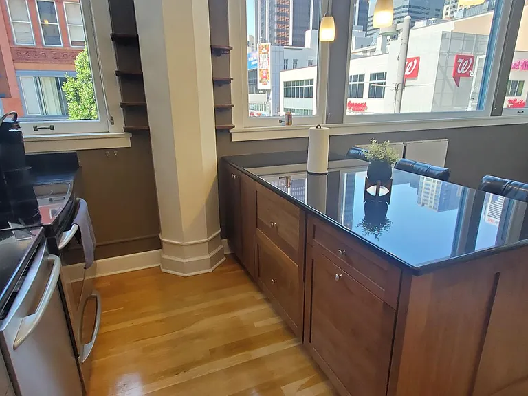 A lot of cabinet & drawer space