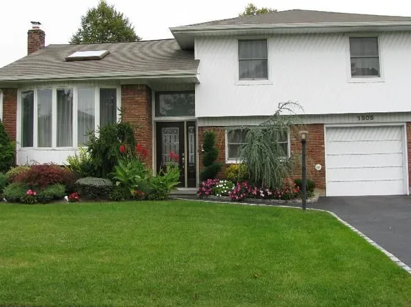 1505 Blue Spruce Ln, Wantagh, NY 11793