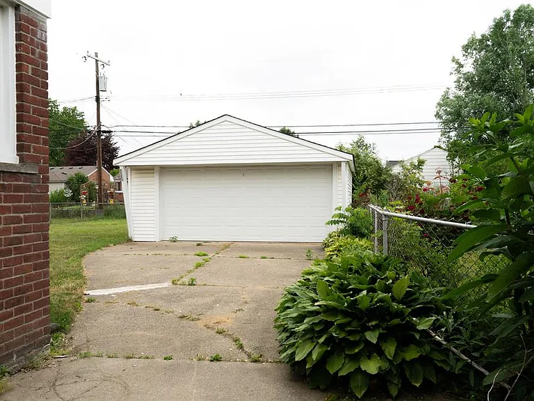 28700 Kathryn St — Photo 10