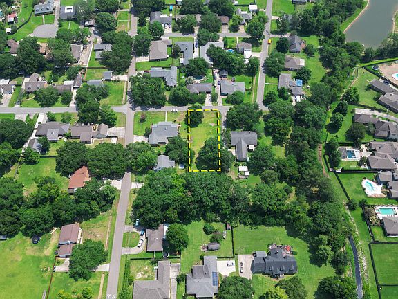 3rd image of 802 Yvette Marie Dr