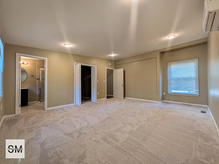 127 N Huron Dr — Photo 14