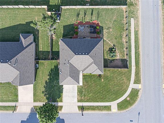 3rd image of 1652 N Oakhaven Pl