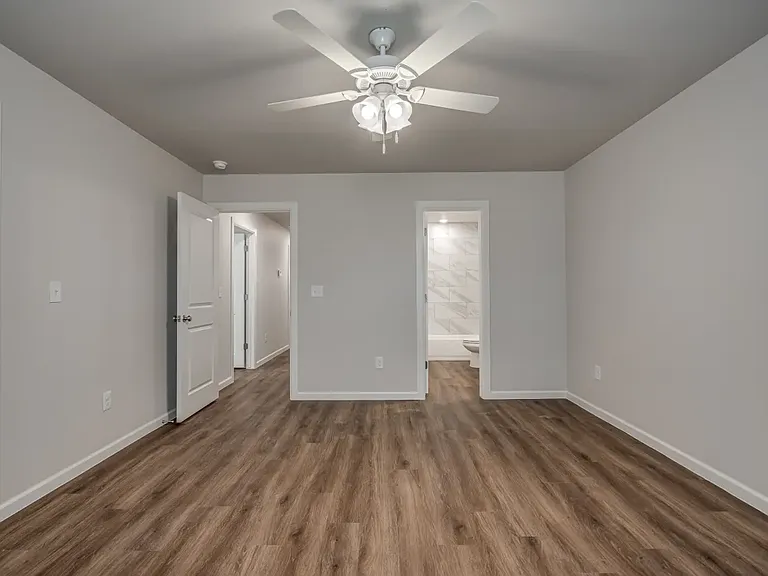 1523 Morton Ave — Photo 8