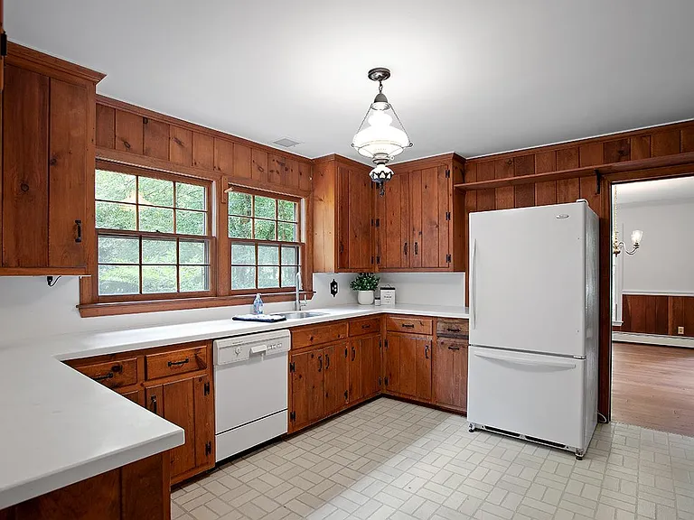 2152 Lakeshore Ct — Photo 3