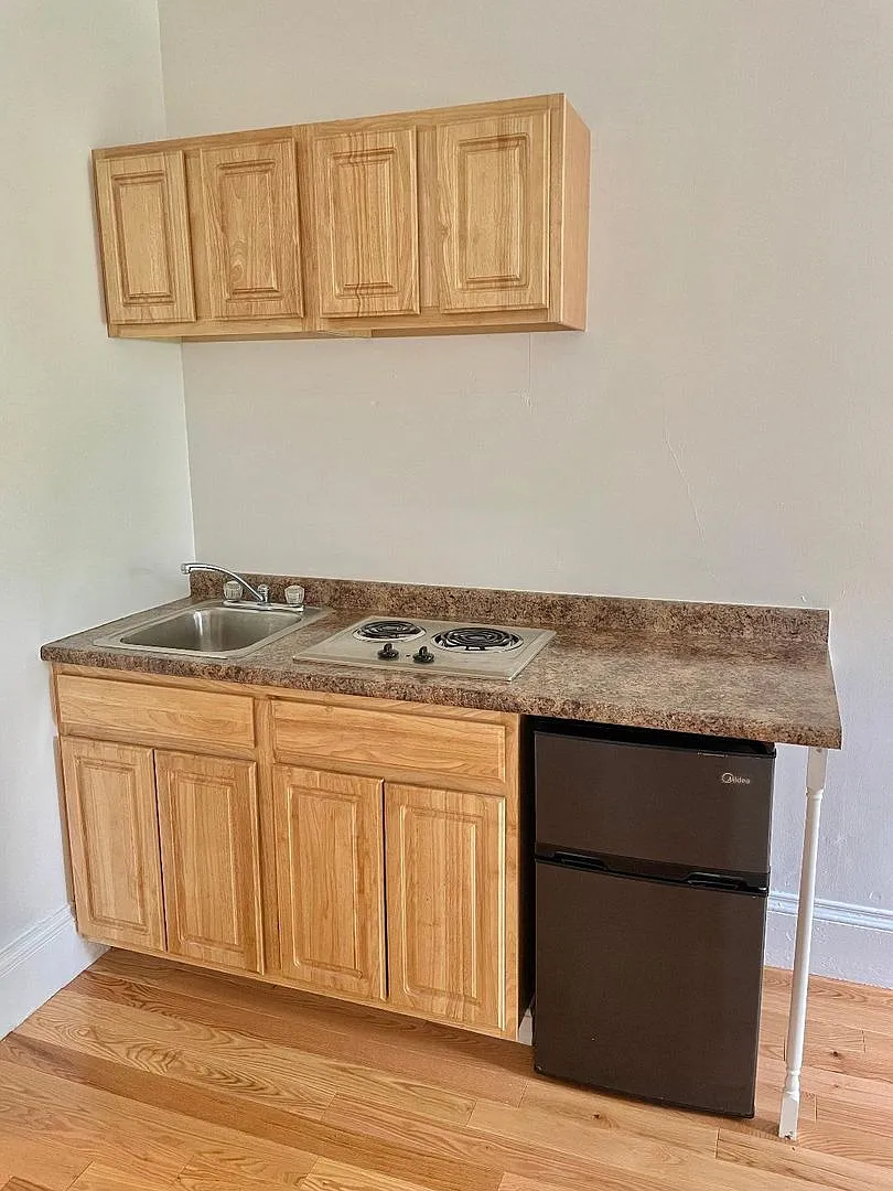 Avl NOW No Fee!- Sunny, cozy studio near BU, Kenmore, Longwood! — Photo 2
