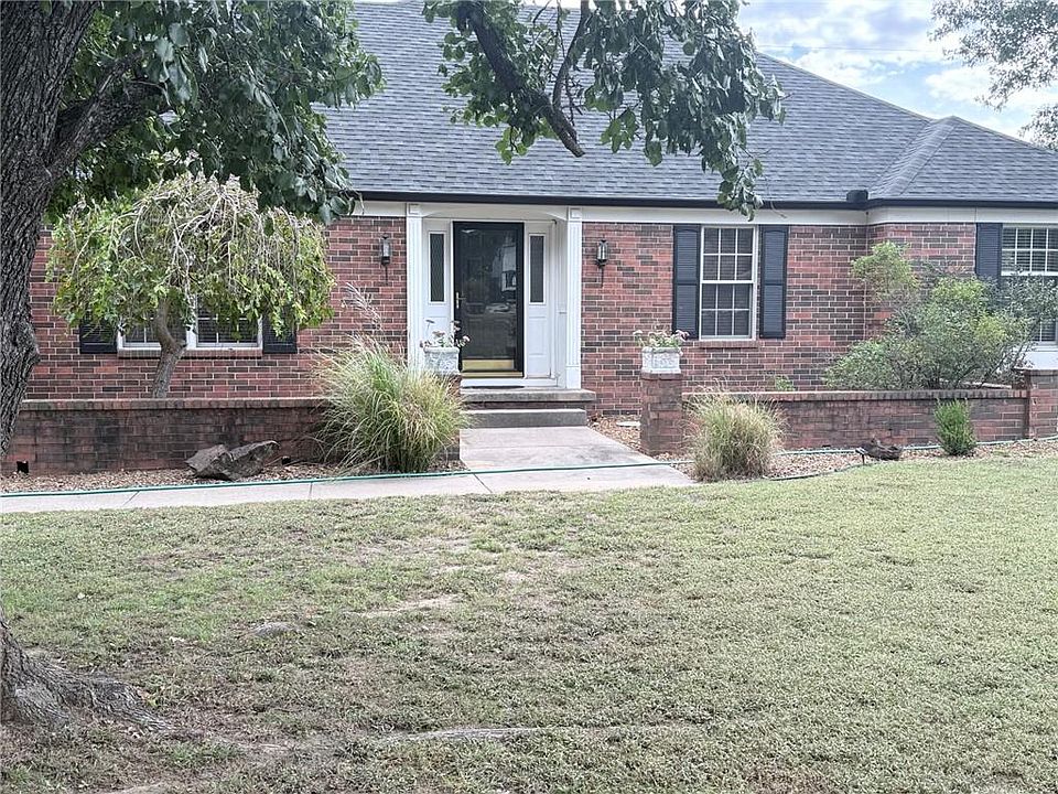 1st image of 2604 Country Club Cir