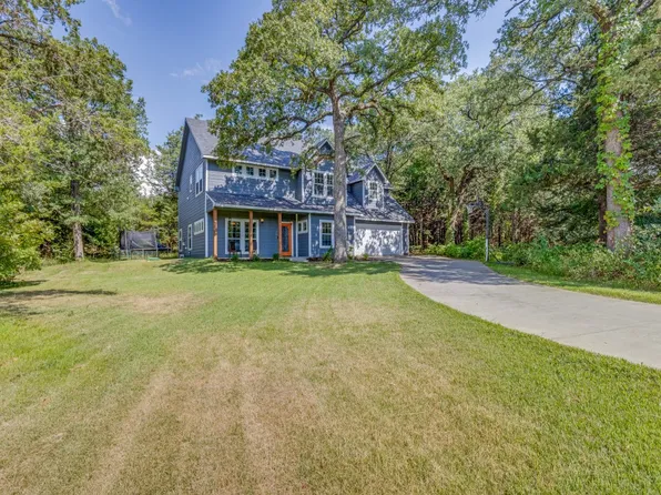 203 Pueblo Dr, Lake Kiowa, TX 76240